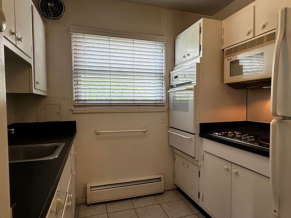 5th image of 3213 Benjamin Ave #3