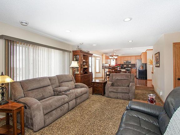4th image of 11023 Oakwood Ln N