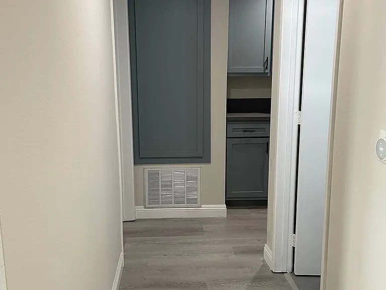 Hawthorne Regency Apartments — Photo 11