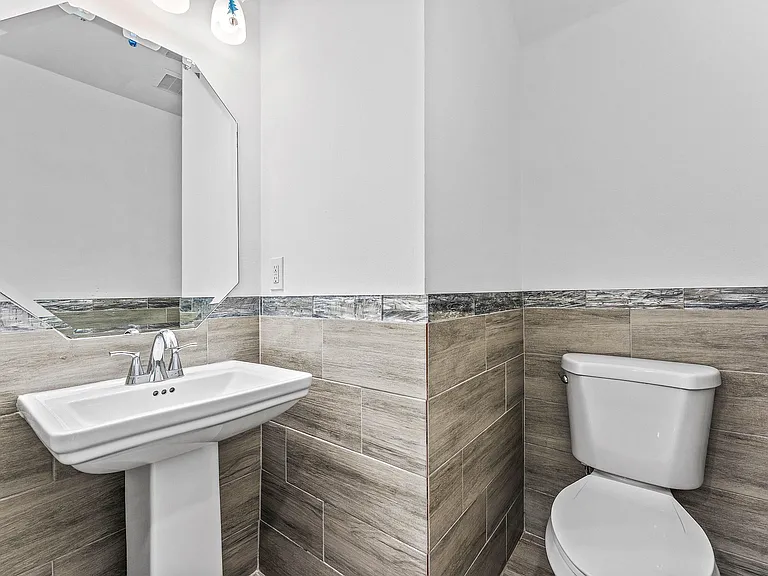 5477 Queenship Ct — Photo 18