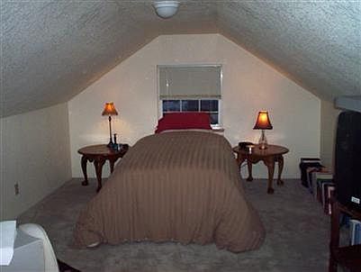 Upstairs loft (2nd bedroom)