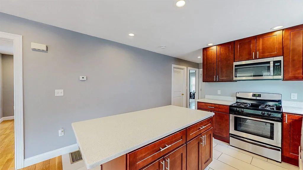 5 bed, 3.0 bath, 1400 sqft, $5,100 — Photo 3