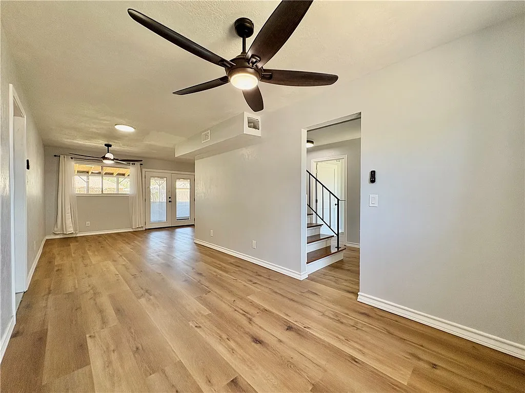 3 bed, 2.0 bath, 1379 sqft, $2,100 — Photo 2