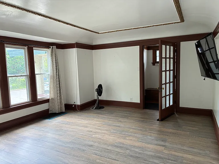 1818 E Kenwood Blvd — Photo 2
