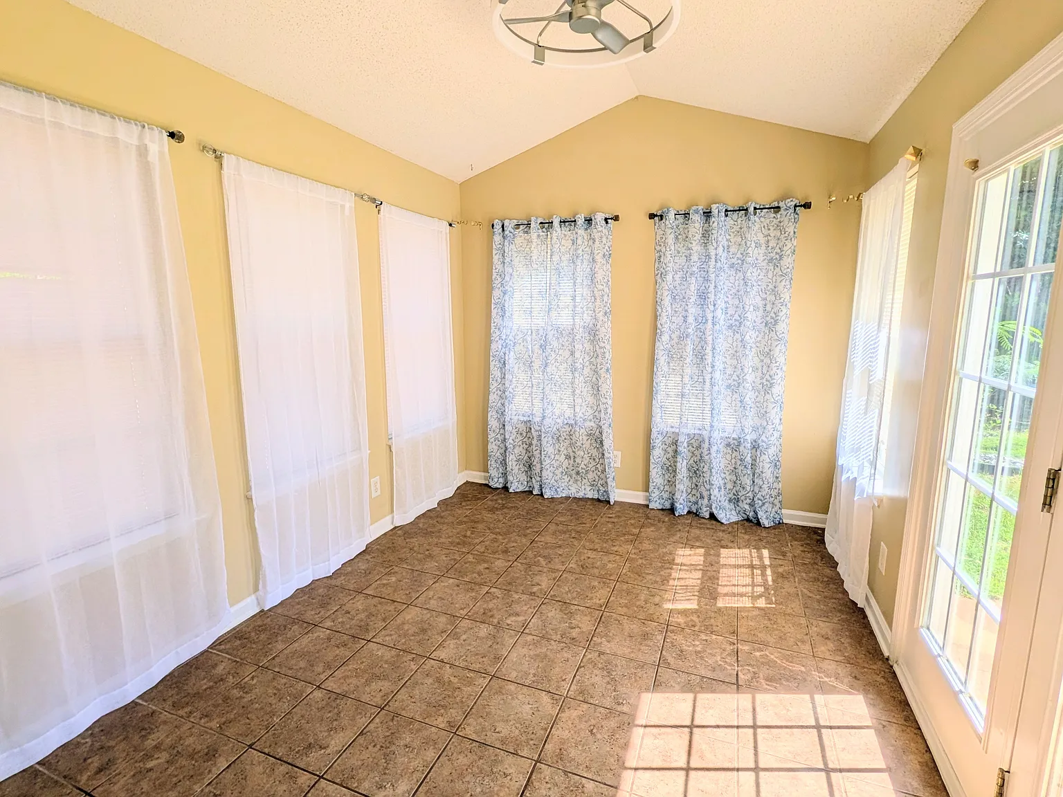 3 bed, 2.5 bath, 1904 sqft, $1,895 — Photo 3