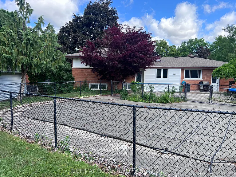 46 Radcliffe Cres — Photo 43