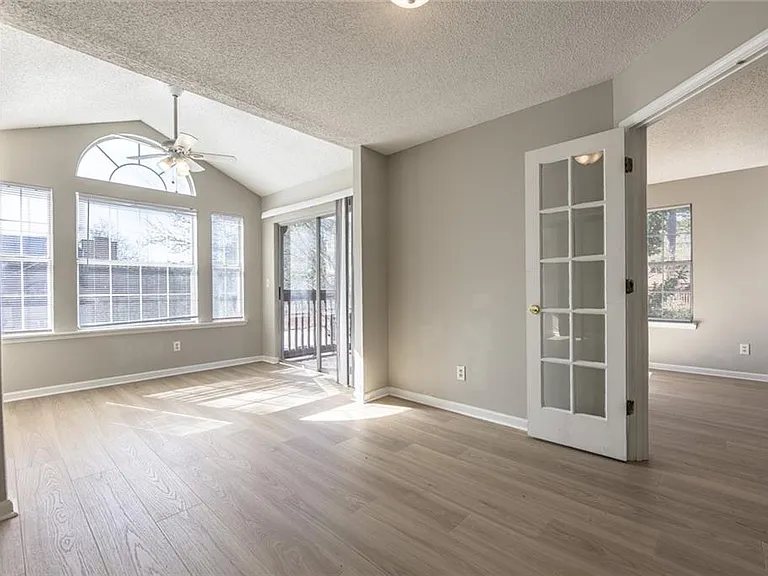 1107 Sandy Lane Dr — Photo 15