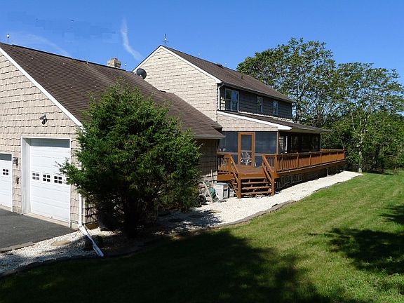 Spacious Garage & Porch
