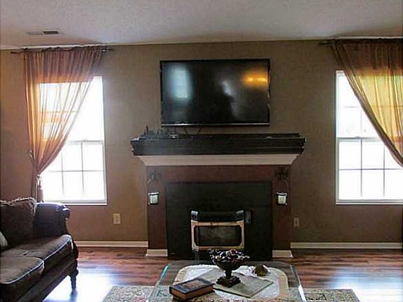 3rd image of 210 Creekview Dr