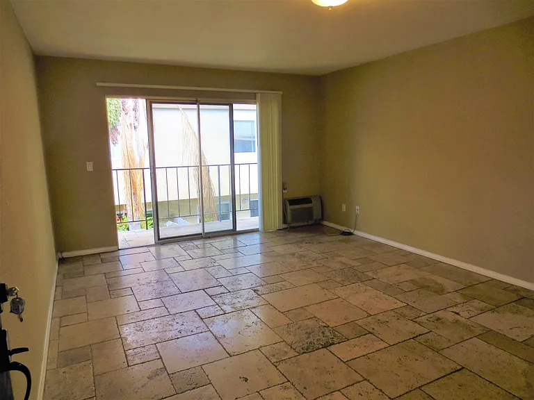 La Paloma Apartments — Photo 6