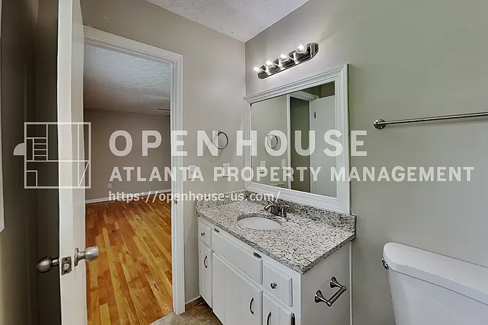 151 Castleair Dr NE — Photo 9