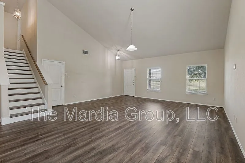 4 bed, 2.5 bath, 2520 sqft, $2,399 — Photo 4