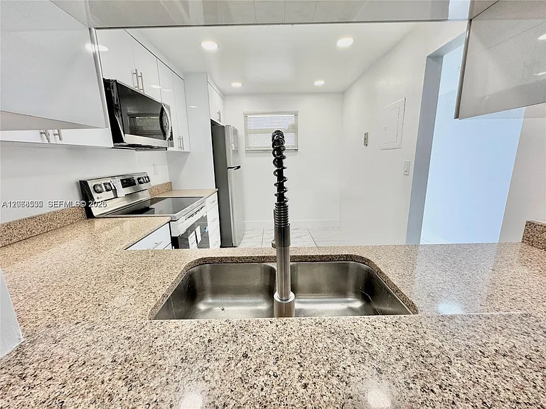 1075 Riverside Dr #302 — Photo 5