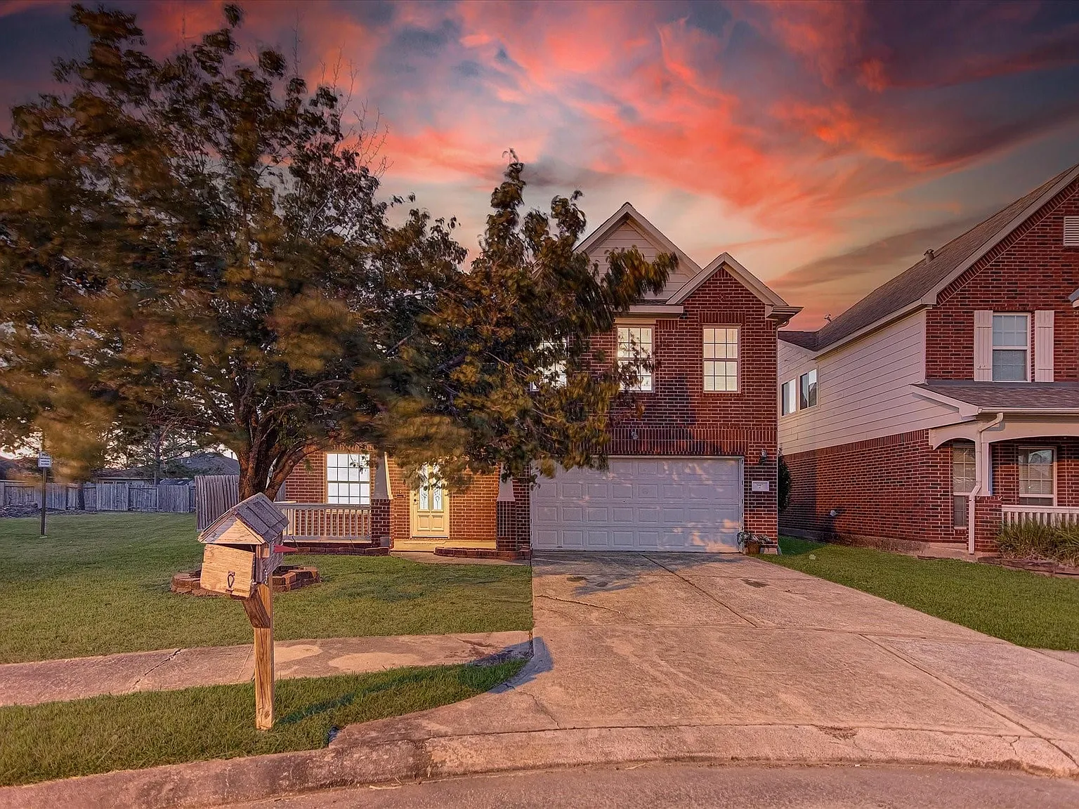 4 bed, 2.5 bath, 2400 sqft, $2,290 — Photo 2