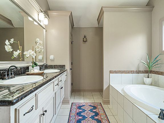 4th image of 2110 W 72nd St