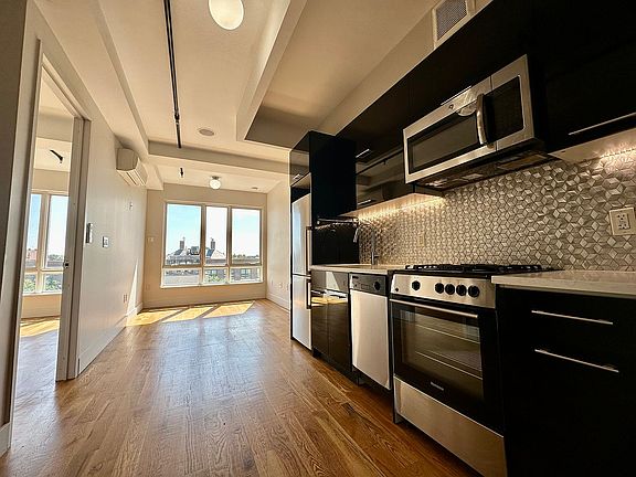 3rd image of 885 Dekalb Ave #601