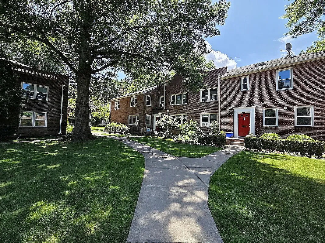 4601 Henry Hudson Parkway West — Photo 1