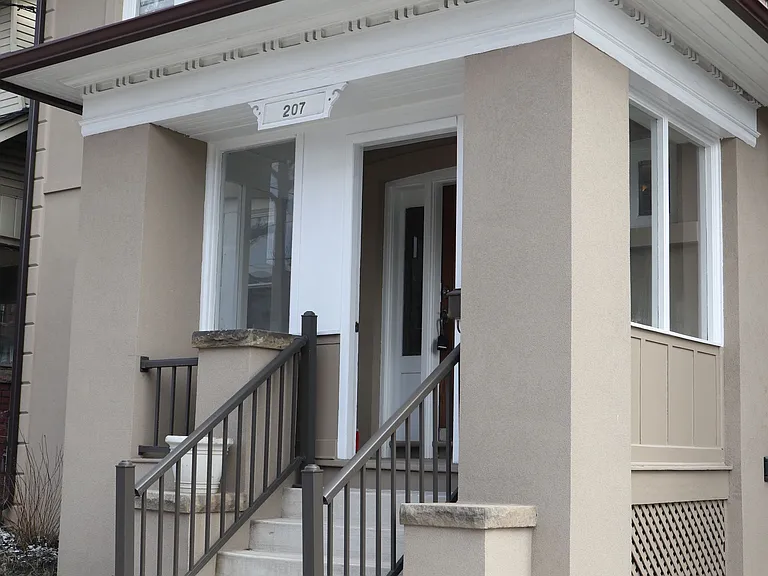 207 Oakwood Ave — Photo 3