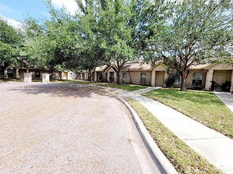 2402 Tahiti Dr #6 — Photo 4