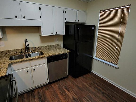 5th image of 482 Huntington Rd