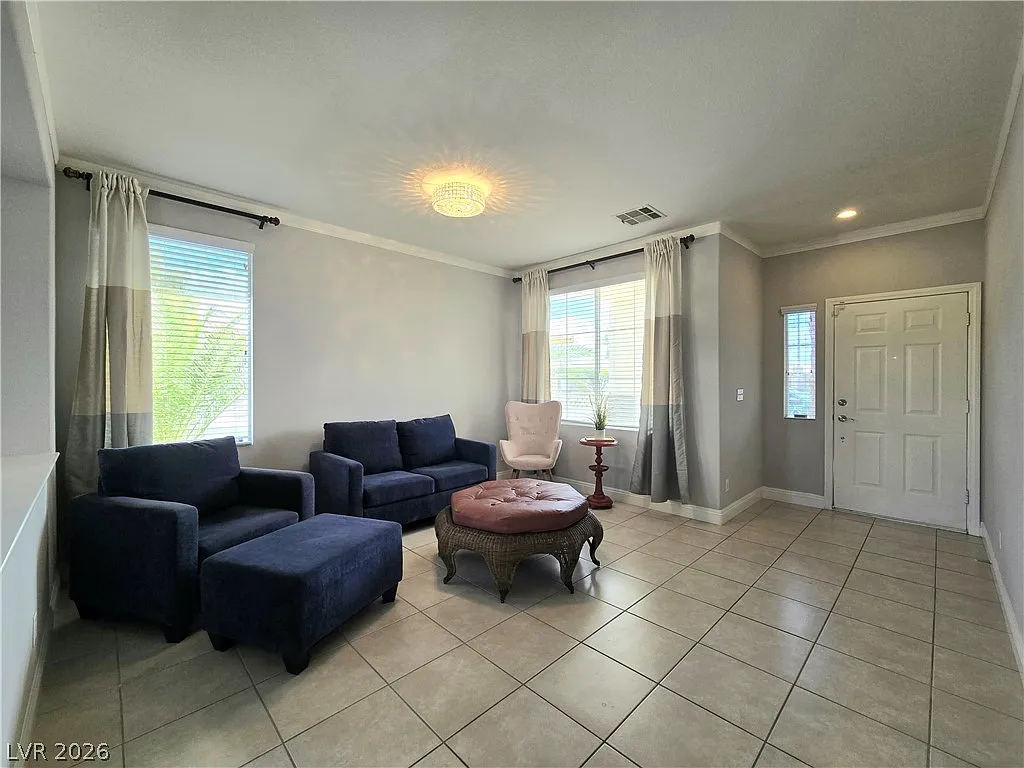 3 bed, 2.5 bath, 2366 sqft, $2,200 — Photo 2
