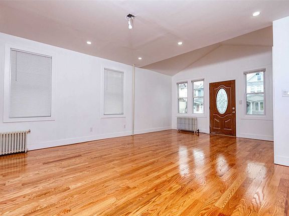 3rd image of 10758 114th St