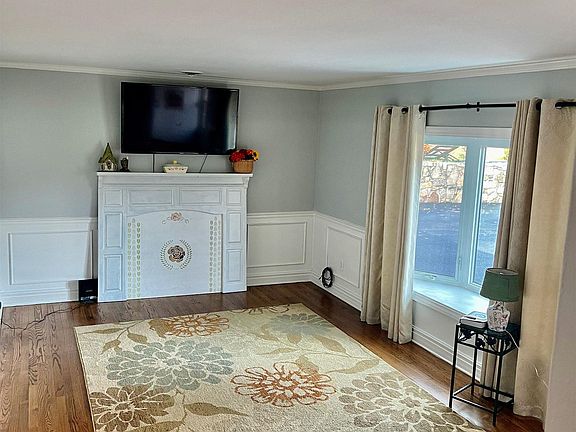 3rd image of 350 Overland Dr