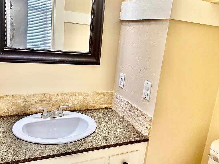 1257 N Thorne Ave — Photo 16