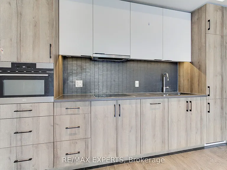 741 King St W #103 — Photo 12