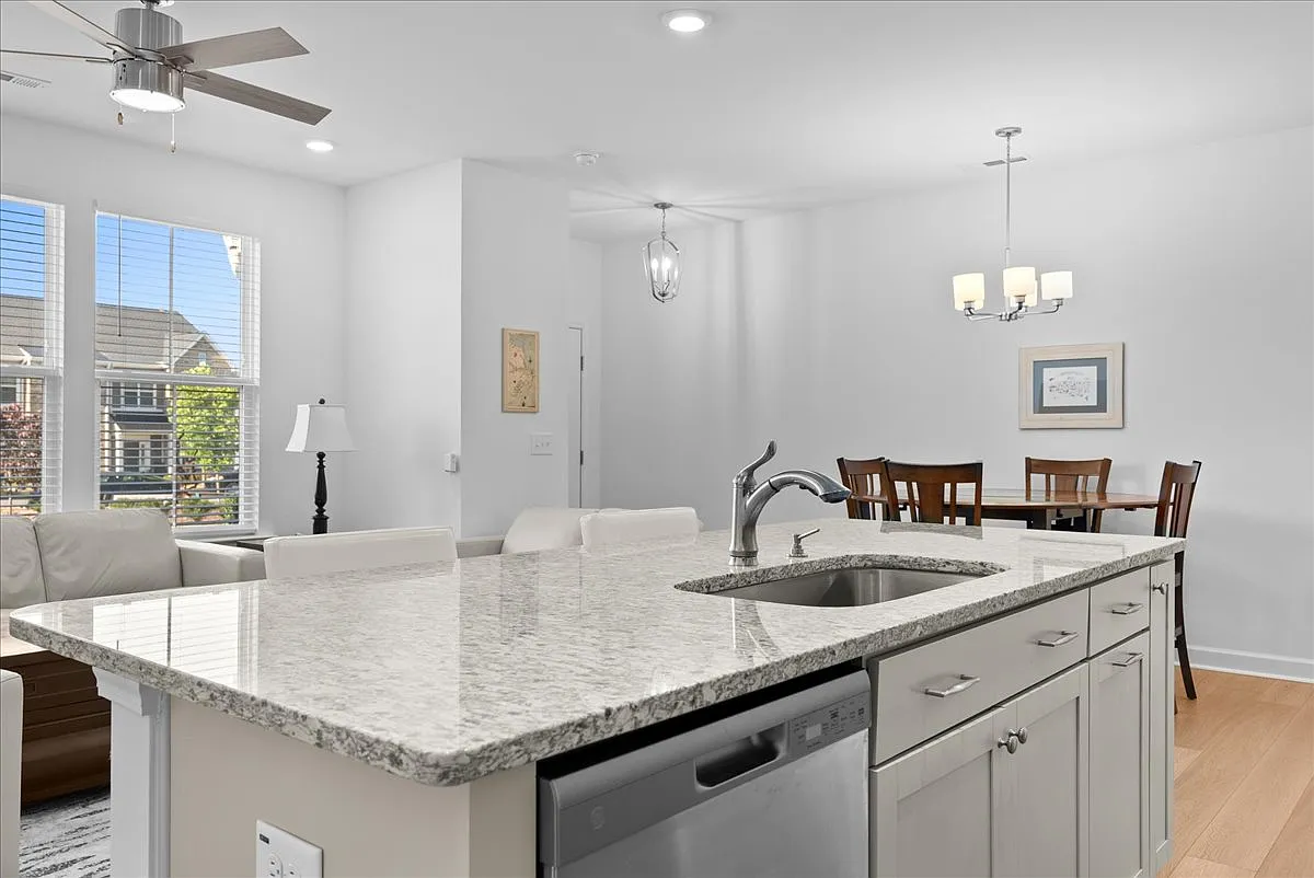 3 bed, 2.5 bath, 1524 sqft, $2,295 — Photo 4