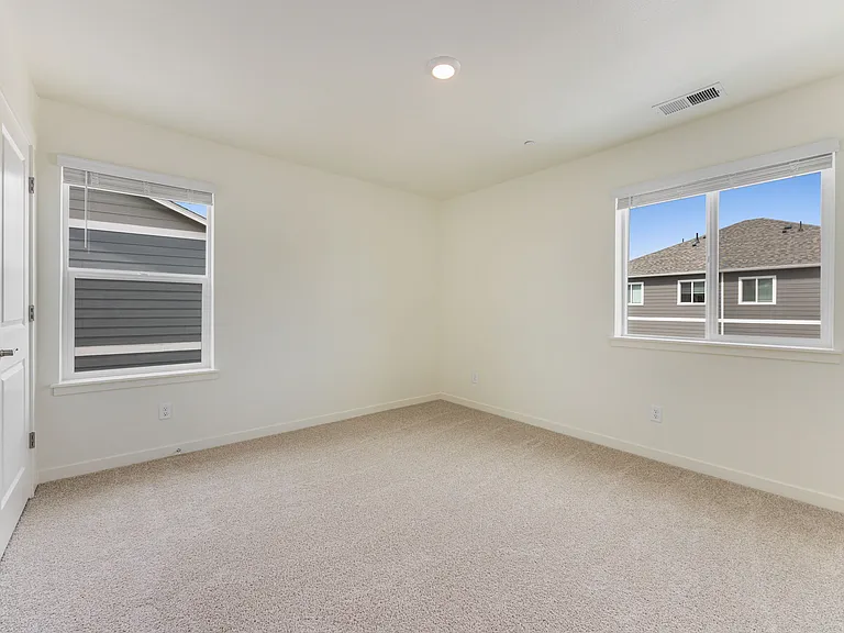 2nd upper bedroom