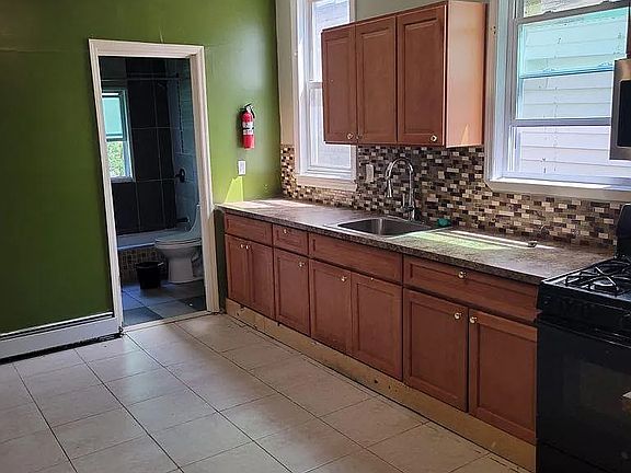 4th image of 588 Hunterdon St