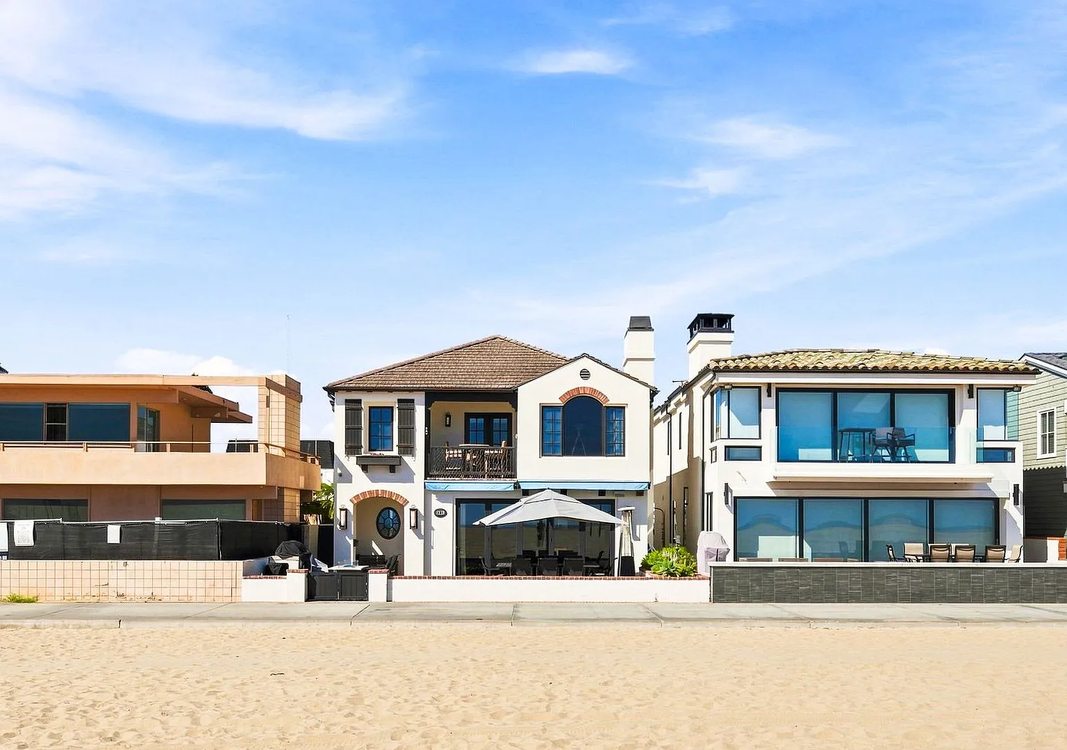 Gorgeous Furnished Home on Deep Oceanfront Lot, Parking for Five — Photo 3