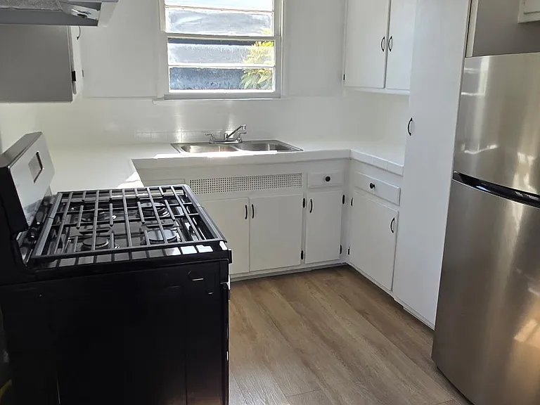 1215 S Fairfax 1 Bedroom Kitchen