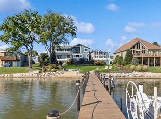 245 Sunrise Ln, Lake Zurich, IL 60047