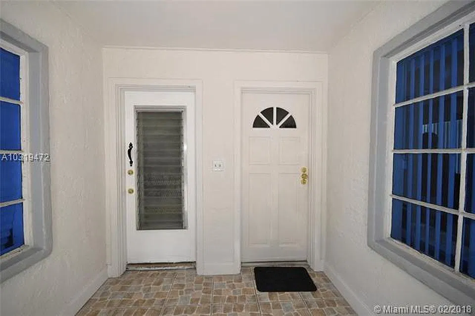 2727 SW 26th St — Photo 2