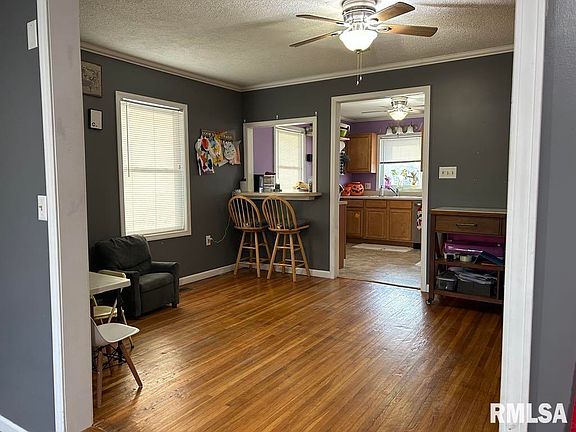 5th image of 901 Shady Acres Ln