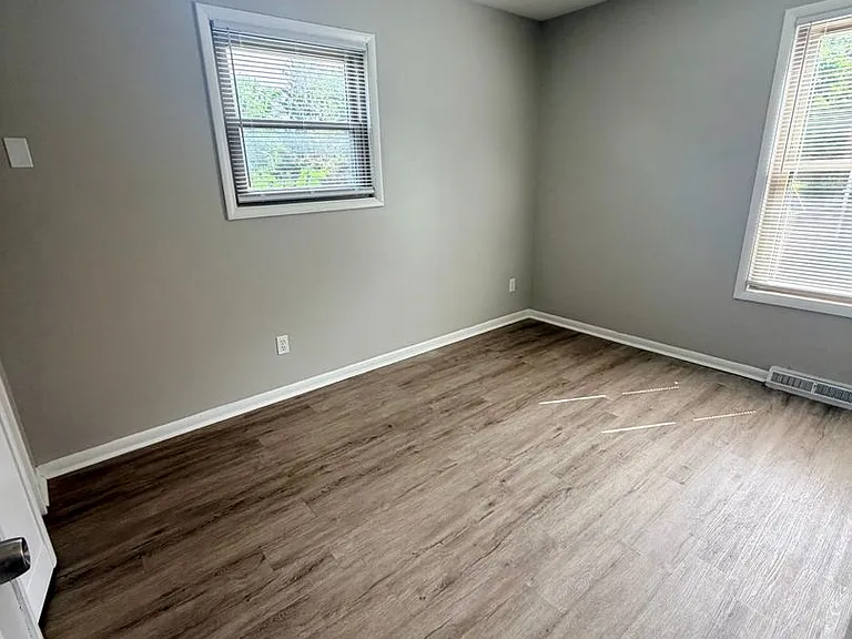 2339 Harrodsburg Rd — Photo 5