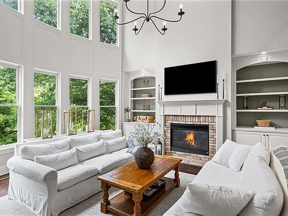 3rd image of 402 Greyfield Dr