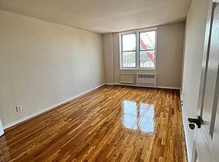 94-03 222nd St #3M, Queens Village, NY 11428