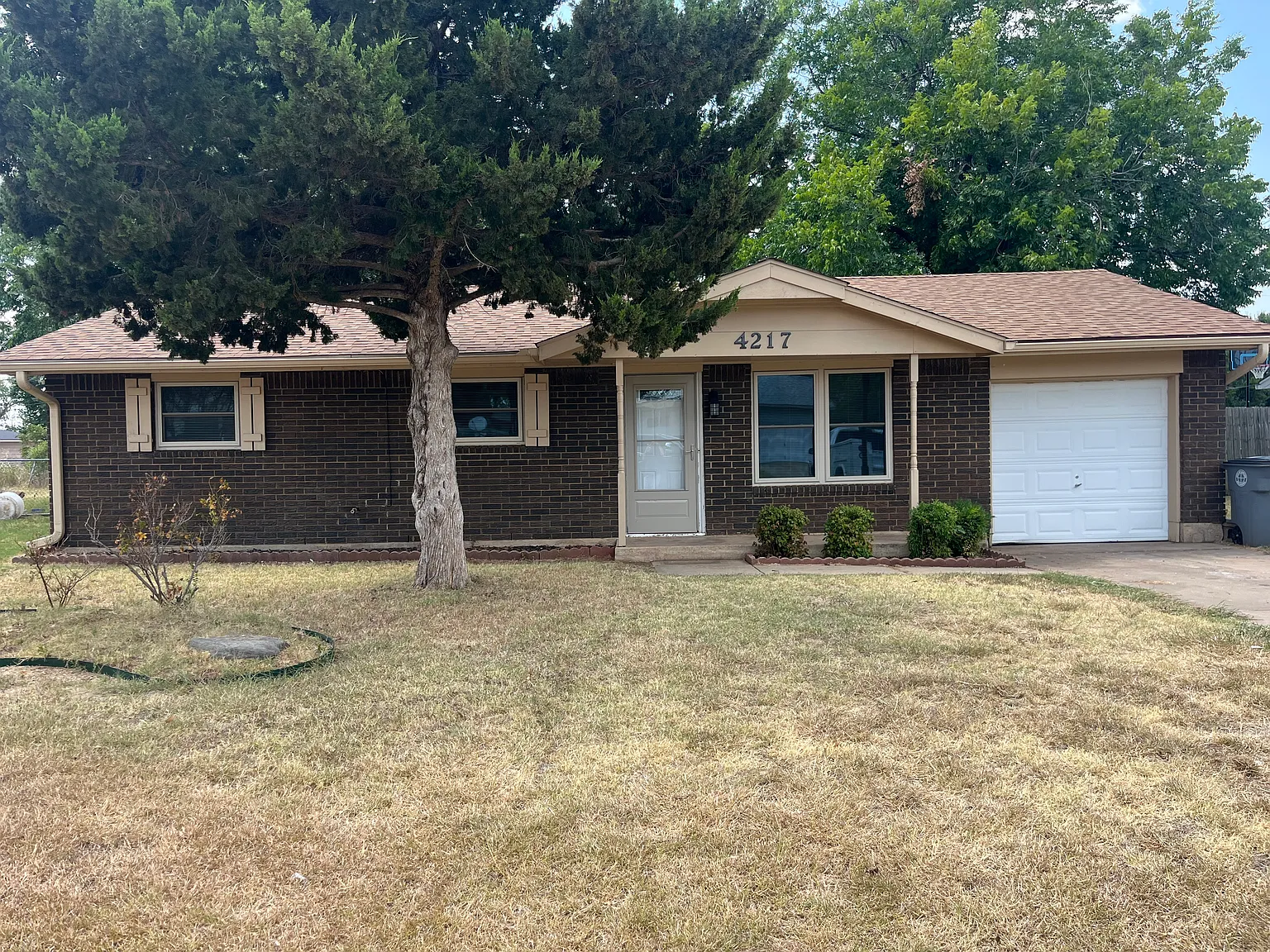 3 bed, 1000 sqft, $1,050 — Photo 1