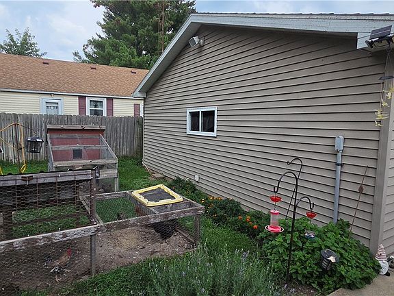 4th image of 205 E Main St