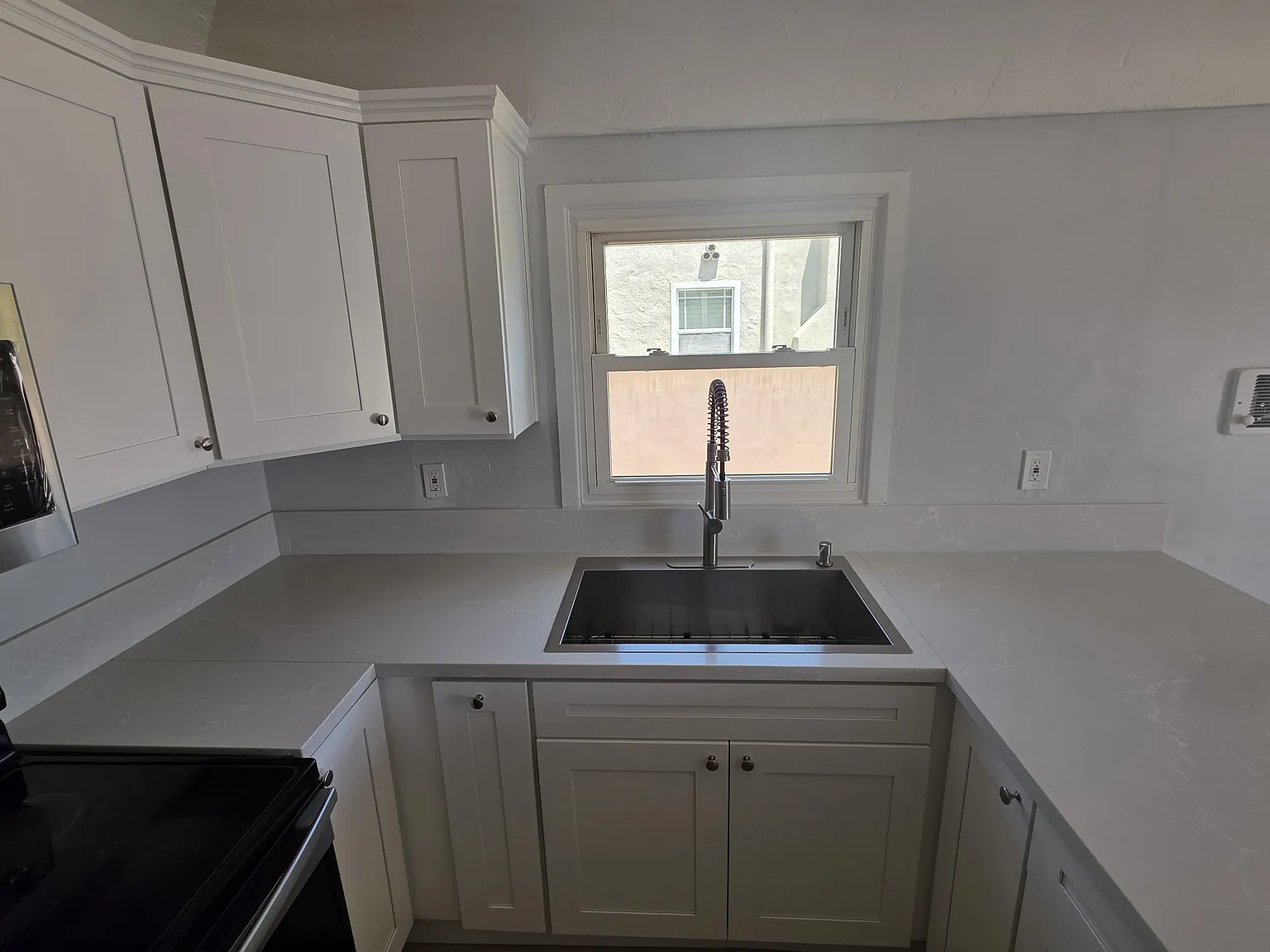 3 bed, 1100 sqft, $3,300 — Photo 4
