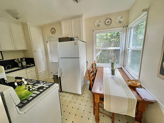 5th image of 1304 Bonnie Brae St