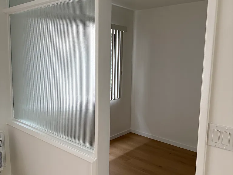 525 S Kenmore Ave #9 — Photo 4