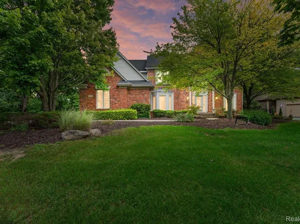 6775 Carlyle Xing, West Bloomfield, MI 48322