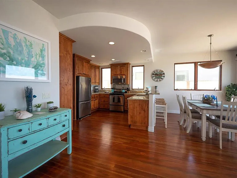 5556 Calumet Ave — Photo 3