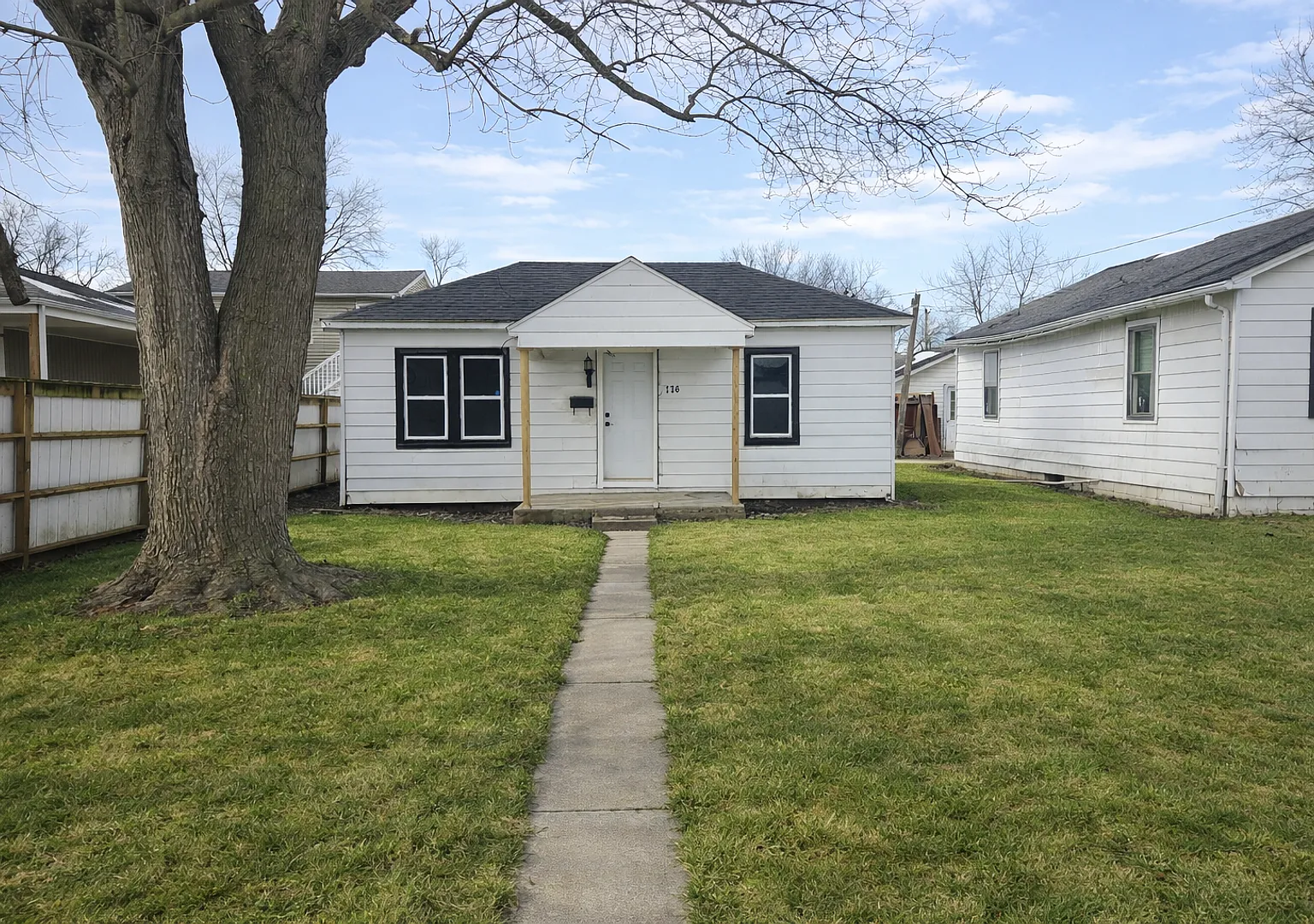 2 bed, 1 bath in quiet East Alton neighborhood! — Photo 1