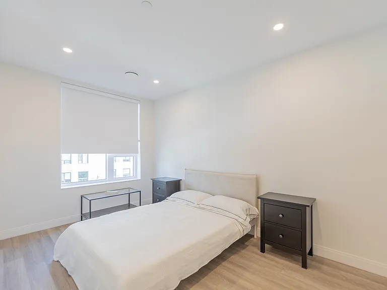 699 Niagara St — Photo 28