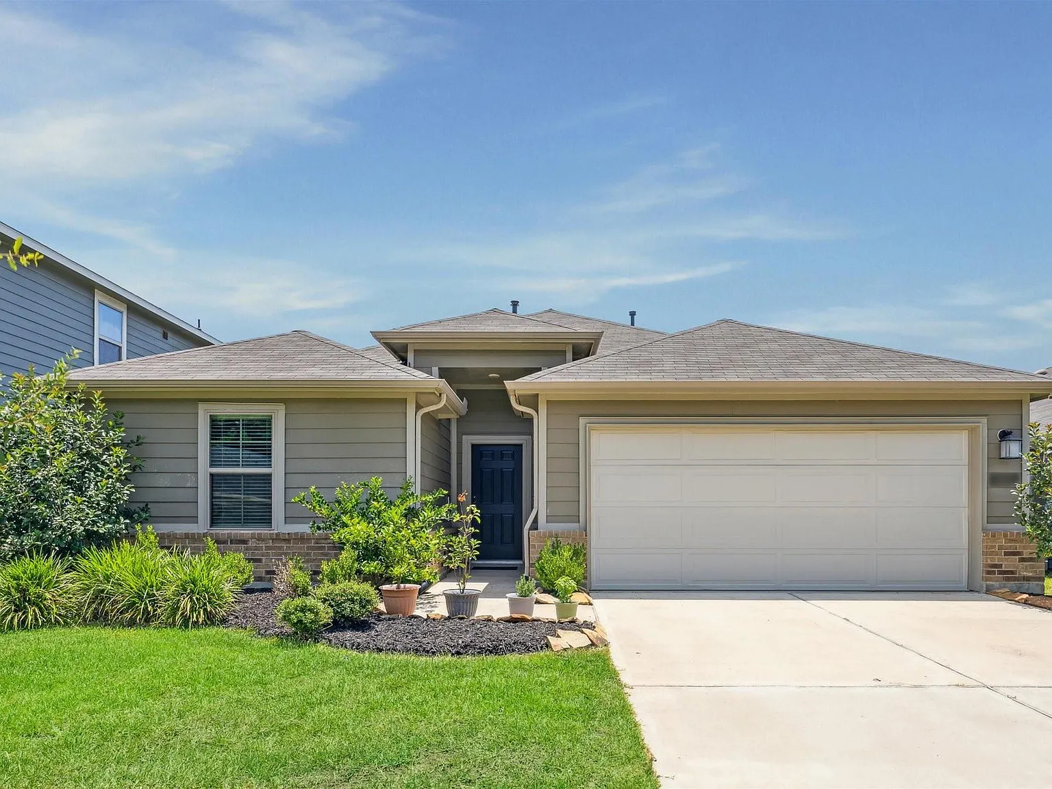 4 bed, 3.0 bath, 2100 sqft, $2,400 — Photo 2